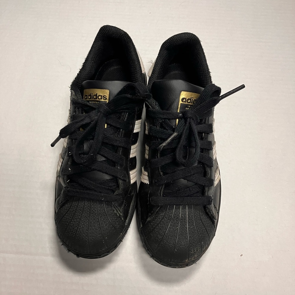 adidas Unisex-Child Superstar Foundation Sneaker
Size 4